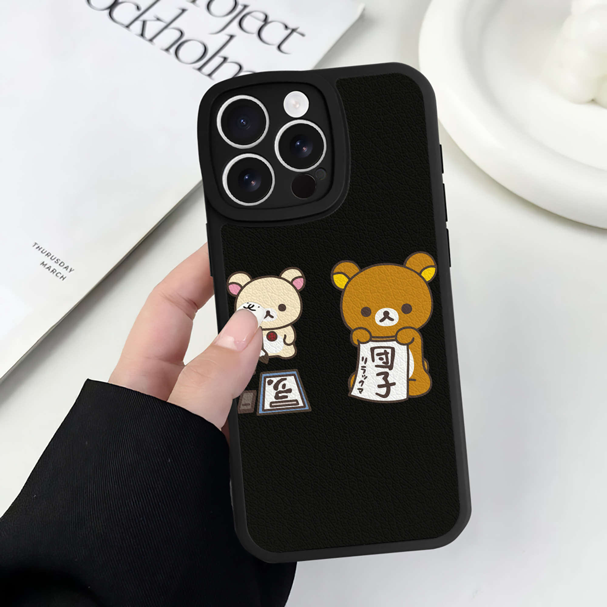 （画像用） リラックマ リラックマ キイロイトリ Rilakkuma Korilakkuma Kiiroitori 【iPhone 16シリーズ対応】シリコンスマホケース（レザー調） 材質：シリコン